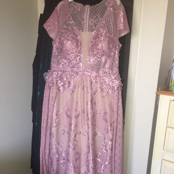 Mauve Gown with a train. Beautiful Gown - Picture 3 of 8